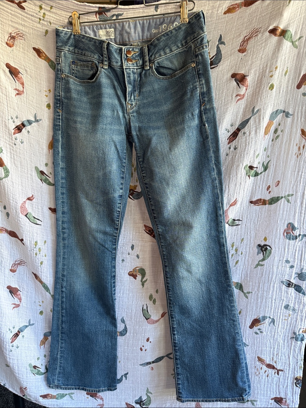 GAP Women's Flared Jeans in Light Blue Denim